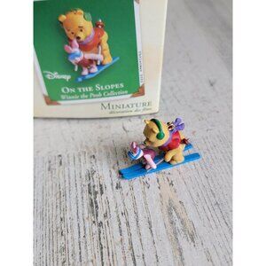 Hallmark on slopes Winnie the Pooh ornament Xmas miniature